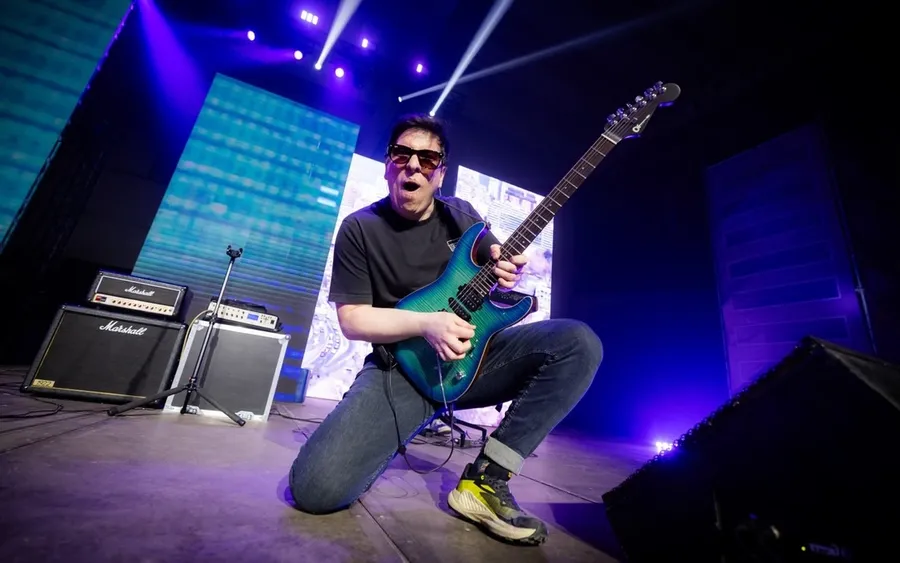 Andrés Ignacio Maldonado tocando guitarra - Músico y Tech Lead especializado en AI y desarrollo web