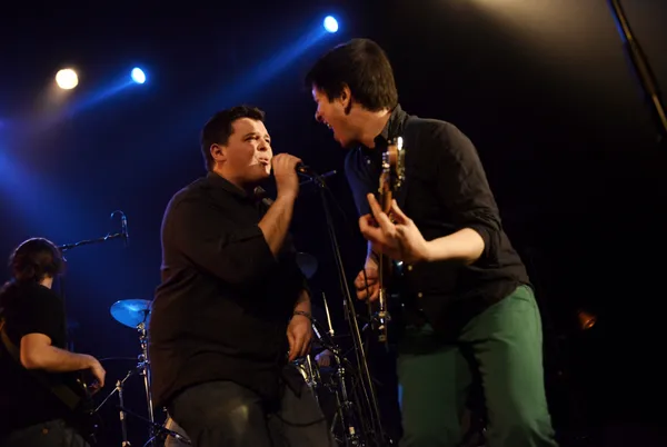 Andrés Maldonado tocando guitarra en show